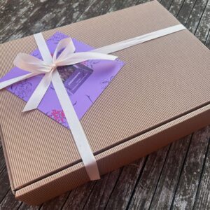 Geschenkbox Hayat Delikatessen; Hayat Trading; Feinste Köstlichkeiten; Kissen; Keramik; Brillenbändel aus Nadelspitze; Pistazienkerne; Erdnüsse; Piccola Haselnüsse; Oliven; Granatapfelessenz; Granatapfelmelasse; Sauerkirschen mit Apfelsaft