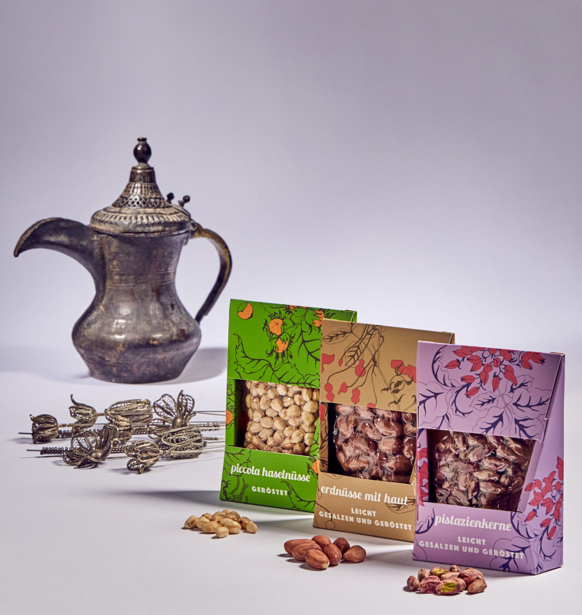 Nusstrio mit Kanne; Eleganz; Köstlichkeit; Hayat Delikatessen; Pistazienkerne; Erdnüsse mit Haut; Piccola Haselnüsse